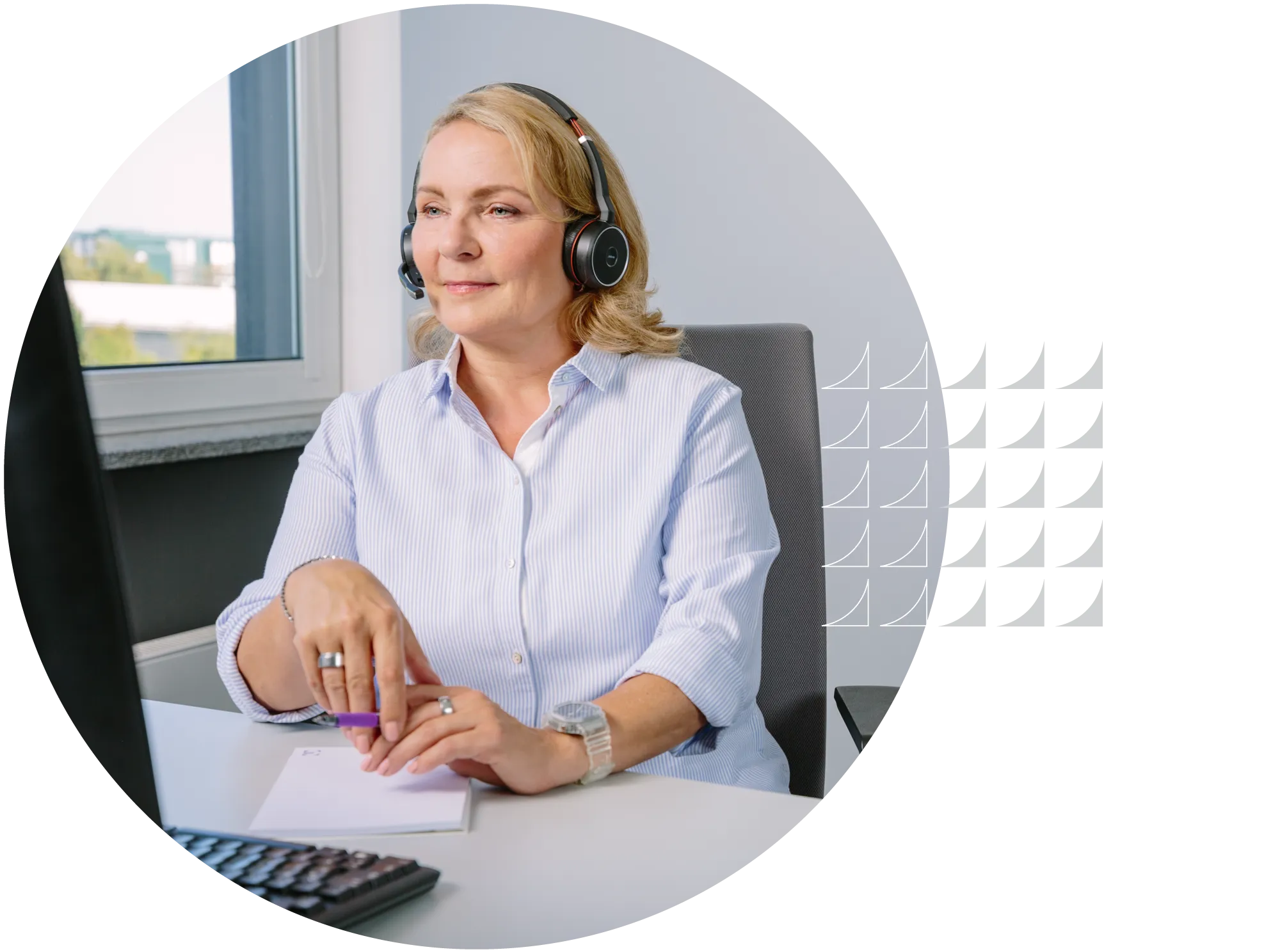 Picture of a UCBCares engagement partner on a call supporting people